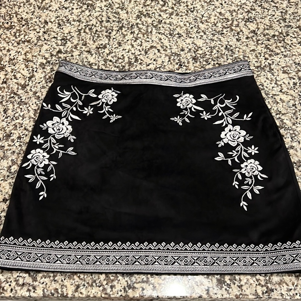 Forever 21 Large  Black and White Skirt